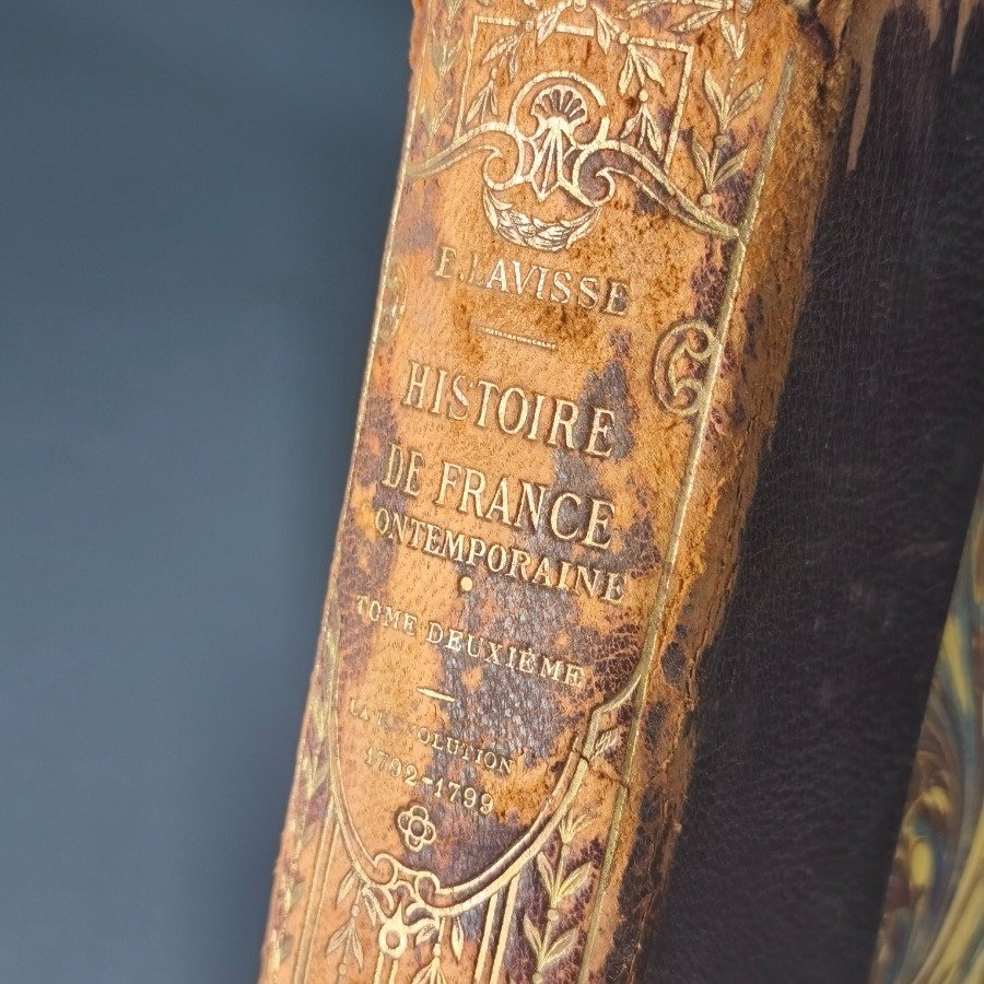 Libros antiguos y modernos, con detalles de estilo y materiales - imagen 11