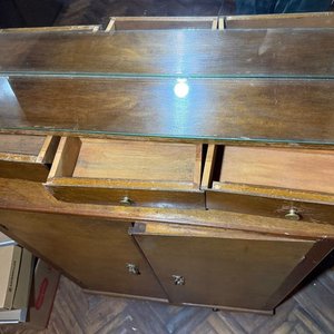 Repisa de madera con espejo y tres cajones - imagen 4