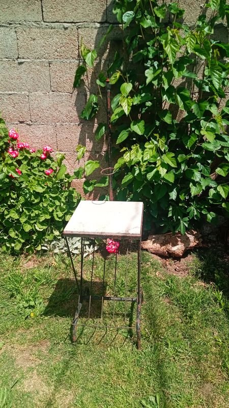 Mesa de exterior de hierro y marmol - imagen 2
