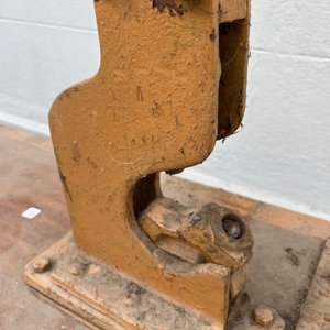 Mesa de Trabajo Antigua con Prensa de Hierro Amarilla - imagen 7