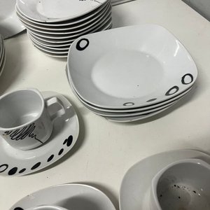 Juego de Vajilla Moderna: Platos y Tazas con Diseño Abstracto - imagen 6