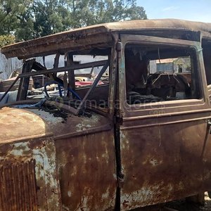 Lote anterior: Automóvil Antiguo Rústico para Restaurar