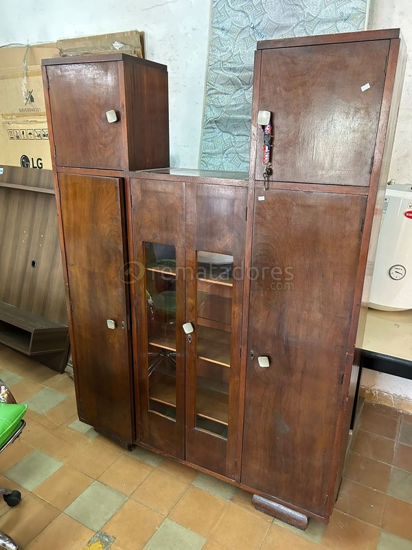 Mueble de madera con puertas y estantes