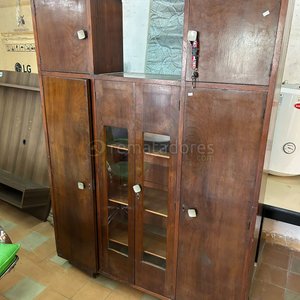 Lote siguiente: Mueble de madera con puertas y estantes
