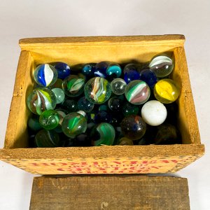 Caja de Madera con Gran Variedad de Bolitas Antiguas - imagen 2