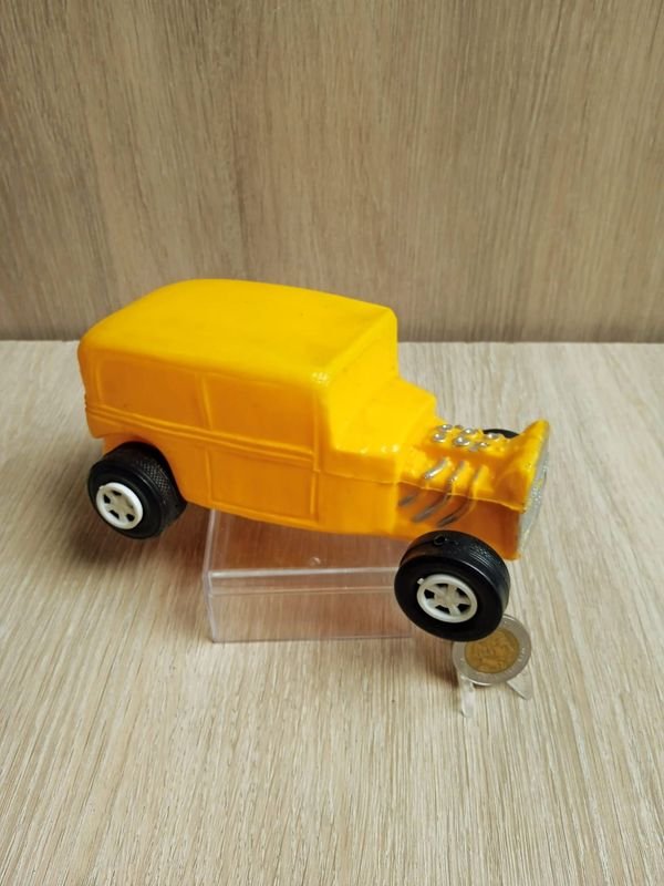 Lote siguiente: Auto en plástico soplado de Industria Uruguaya (Hot Rod) del período 1970