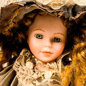 Muñeca de Porcelana con Vestido Verde y Pelo Ondulado - 39 cm - imagen 2