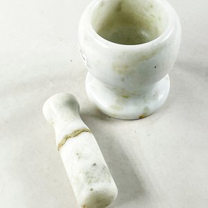 Mortero en mármol blanco 11 cm con mano - imagen 3