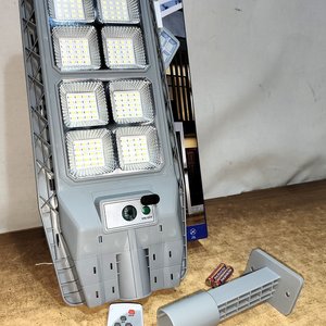 Lote siguiente: Foco LED Exterior Solar Recargable 300W con Sensor y Control Remoto