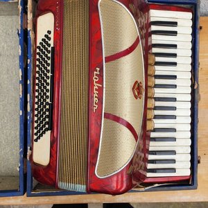 Acordeón Hohner Rojo con Caja Original y Correa - imagen 7