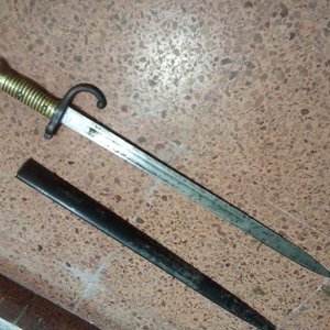 Sable con Vaina y Detalles Dorados - imagen 4