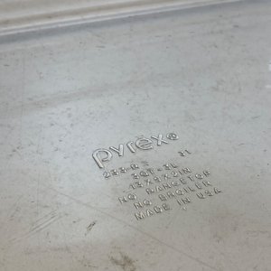 Juego de 3 piezas: Fuente de vidrio Pyrex con tapa azul, fuente de vidrio y canasto de mimbre - imagen 6