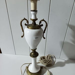 Lote siguiente: Lámpara de Mesa Antigua de Porcelana Blanca y Bronce