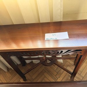 Mesa de Arrimo Ovalada en Madera con Detalles Ornamentales - imagen 3