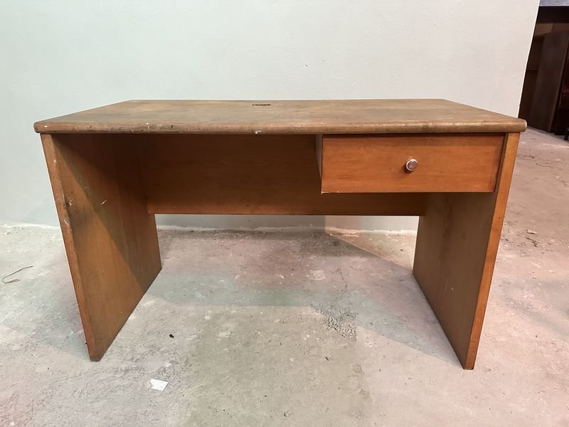 Lote siguiente: Muebles de Oficina y Estudio en Madera