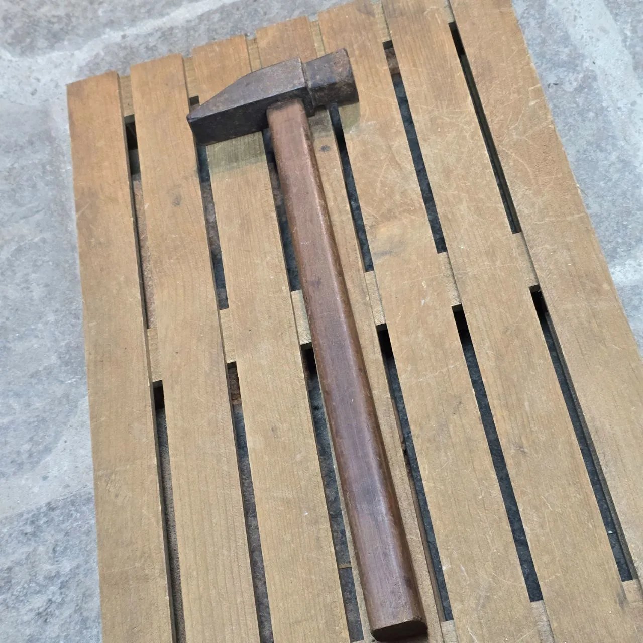 Martillo de Pena con Manija de Madera