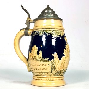 Jarra de Cerveza Vintage con Tapa Metálica y Escenas Grabadas - imagen 2