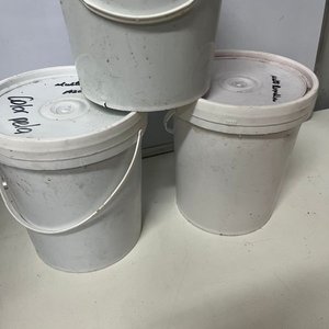 3 Tarros de Pintura Acrílica 5 Litros: Azul, Bermellón y Verde Manzana - imagen 3
