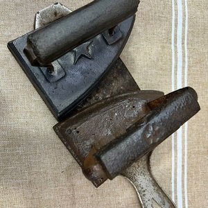 Lote de 2 Planchas Antiguas de Hierro Fundido con Base - imagen 3