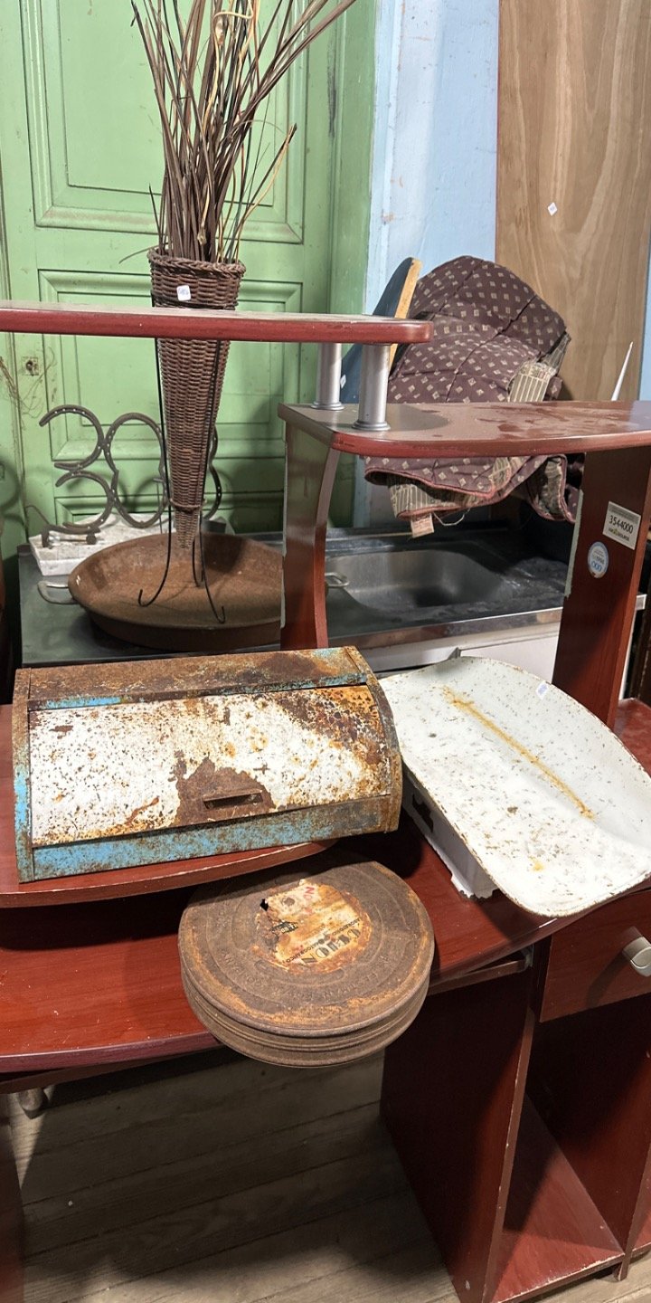 Lote anterior: Balanza y lata de metal vieja