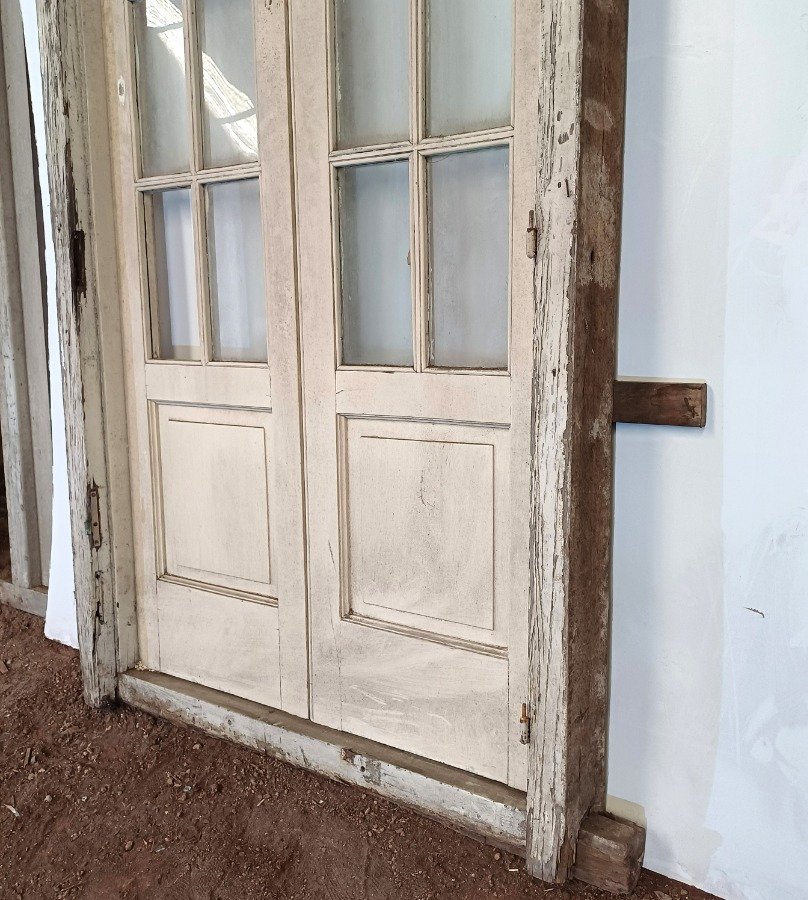 Puerta de madera con ventanas y marco - imagen 7