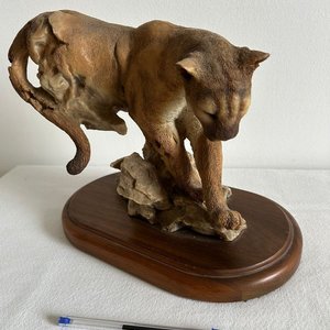 Escultura de Puma en Resina sobre Base de Madera - imagen 2