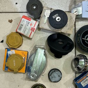 Lote anterior: Lote de Tapas de Tanque de Combustible y Radiador con Llaves