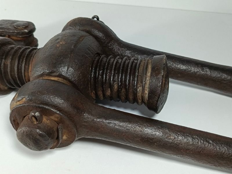 Antiguo enganche de hierro macizo para vagones de carga - imagen 4