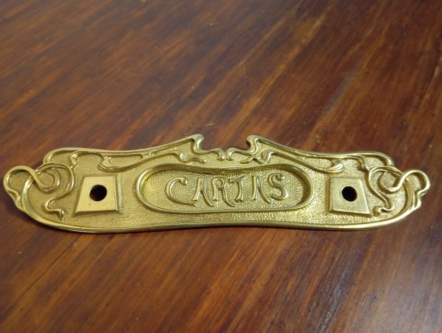 Antiguo frente de buzonera en bronce con diseño ornamentado - imagen 2