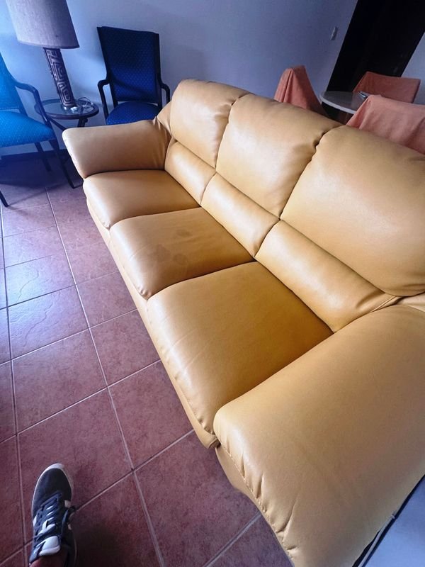 Silla de cuero de tres cuerpos en buen estado - imagen 4
