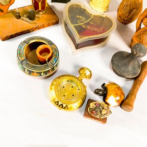 Lote de Adornos Variados: Jarras, Reloj, Guitarra y Más - imagen 2