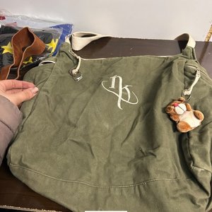 Bolso Verde, Cinturón de Cuero y Dos Banderas - imagen 5