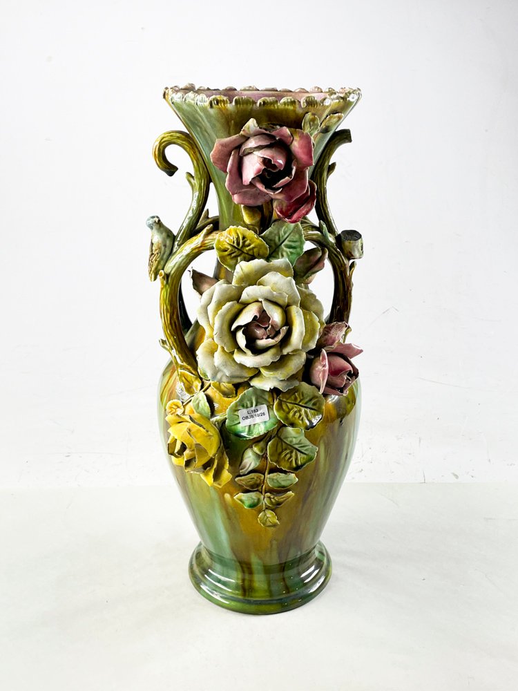 Florero Rococó de Porcelana con Asas Laterales y Flores - 51 cm