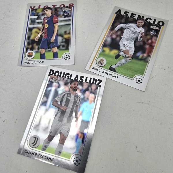 Lote de 3 Tarjetas de Fútbol Topps y Merlin: Pau Torres, Raúl Asensio, Douglas Luiz