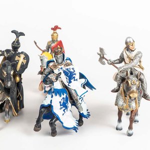 5 figuras caballeros medieval con caballos  - imagen 2