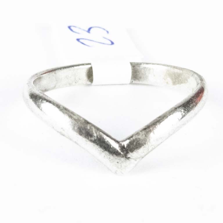 Lote siguiente: Anillo de plata en excelente condición