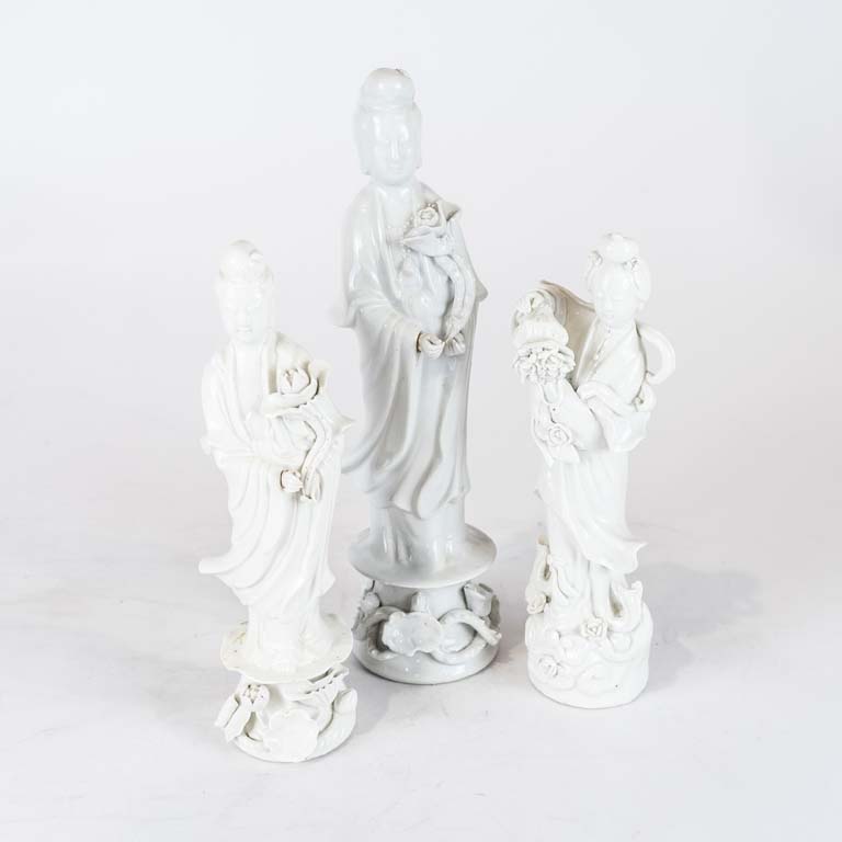 Lote siguiente: 3 Adornos de porcelana Blanc de chine (con minimos detalles) - Medidas: 30 y 25cm 