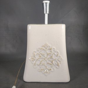 Lámpara de Cerámica Beige con Diseño Floral en Relieve - imagen 1