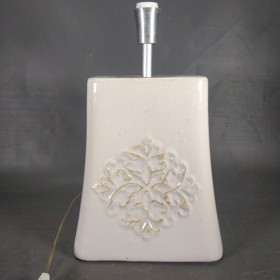 Lámpara de Cerámica Beige con Diseño Floral en Relieve
