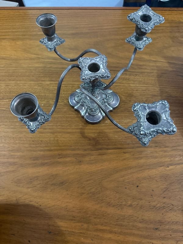 Candelabro de 5 velas antiguo con diseño ornamentado - imagen 3