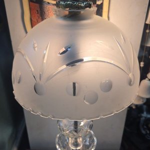 Lámpara de Mesa de Cristal Tallado con Dos Luces y Tulipa Esmerilada - imagen 3