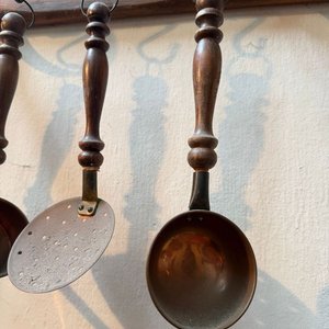 Colgador de Pared Rústico con Utensilios de Cocina en Madera y Cobre - imagen 10