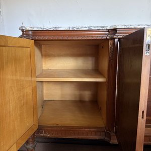 Aparador Antiguo de Madera con Tapa de Mármol y Detalles Incrustados - imagen 7