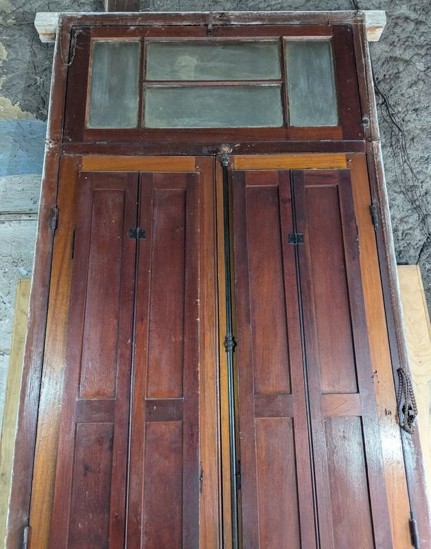 Puerta antigua con par de hojas batientes y detalles ornamentales - imagen 2