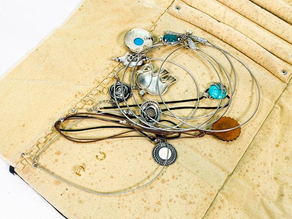 Colección de joyas en estuche negro - imagen 2