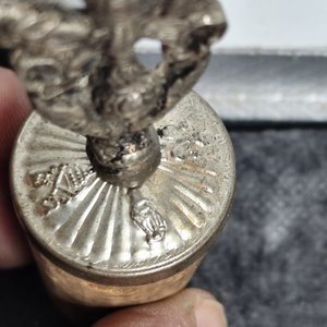Dos Tapones de Botella de Corcho y Metal con Diseño Fleur-de-lis - imagen 3
