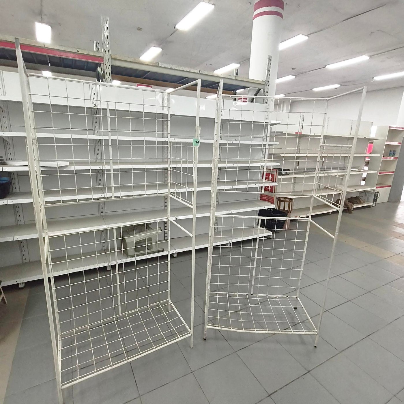 Exhibidor de Rejilla Blanco con Estructura de Pie