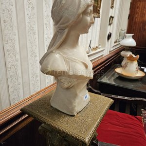 Busto de Mujer Clásica en Mármol con Pedestal Decorado - imagen 2