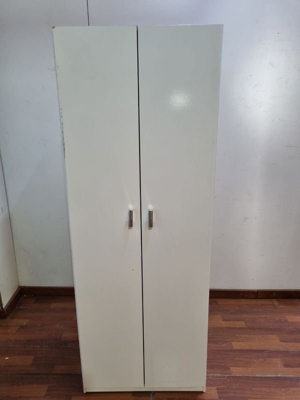 Lote siguiente: Placard Dos Puertas Estantes Y Palo Para Pechas