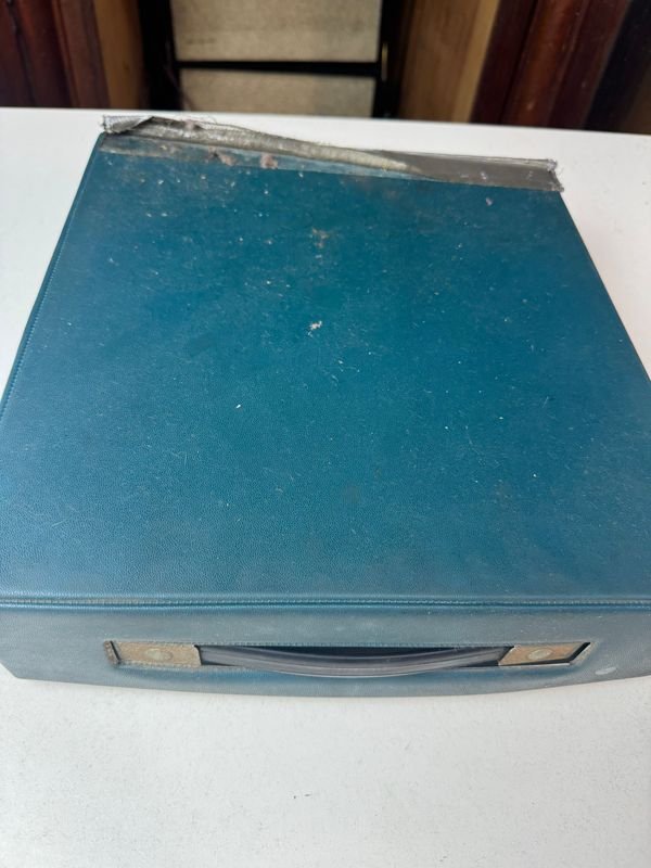 Antigua máquina de escribir Olivetti en su estuche - imagen 7